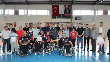 Amasya’da Gönülleri Isıtan Karşılaşma! Protokol Parkeye Çıktı