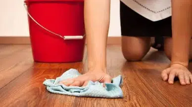 Yer Silerken Bu Hataları Yapmayın! İz Bırakmadan Temizliğin Sırrı Ortaya Çıktı
