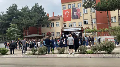 Merzifon’da LGS Sessizliği! Okul Önünde Dikkat Çeken Bekleyiş