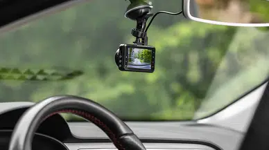 Trafikte Yeni Dönem! Telefon Tutucu, Araç Kamerası ve Ses Sistemlerine Net Kurallar Geldi