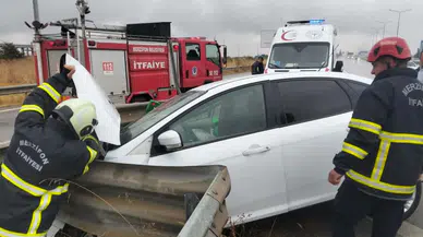 Merzifon Çevre Yolunda Otomobil Bariyerlere Çarptı: 2 Yaralı