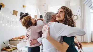 Rüyada Sarılmak Ne Anlama Gelir? Kime Sarıldığınıza Göre Anlamı Değişiyor!