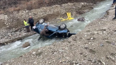 Amasya'da Otomobil Dereye Devrildi: 2 Yaralı