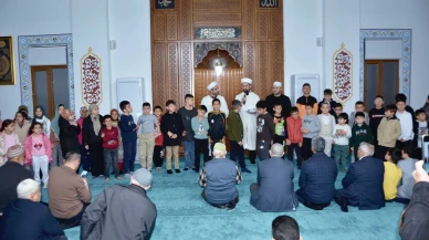 Amasya’da Çocuklar Son Teravihinde Hediyelerine Kavuştular