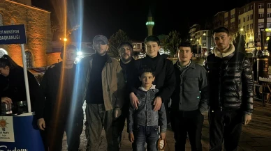 Ak Gençlikten Kadir Gecesi’nde İkram