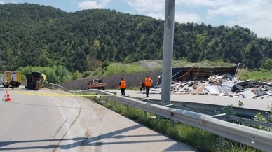 Amasya’da Feci Kaza: Parke Yüklü Tır Devrildi, Sürücü Hayatını Kaybetti
