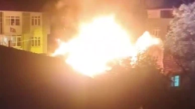 Amasya’da tek katlı evde çıkan yangında alevler geceyi aydınlattı