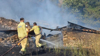 Amasya'da ağıl, samanlık ve 2 bağevi yandı