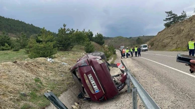 Virajı alamayan otomobil şarampole devrildi: 3 yaralı
