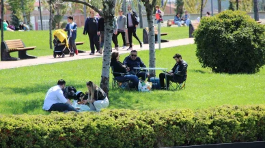 Çorum’da havanın ısınması ile vatandaşlar Millet Bahçesi’ne akın etti