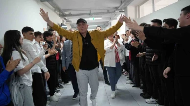 Emekliye ayrılan 45 yıllık öğretmene veda: Öğrenciler koridorda sıralandı, alkışlarla uğurladı