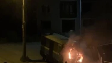 Park halindeki minibüs alev aldı