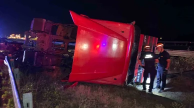 TEM Otoyolu’nda cip ile çarpışan tır, orta refüje devrildi: 2 yaralı
