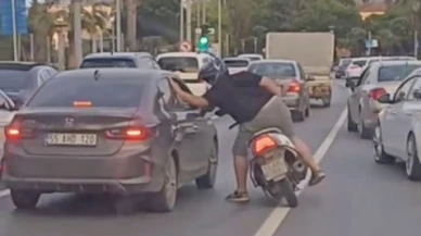 Trafikte tartışma büyüdü: Motosikletli sürücü otomobile vurdu