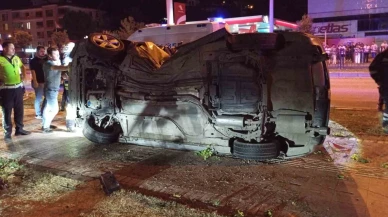 Amasya’da otomobil çarptığı ağacı kökünden söktü: 2 yaralı
