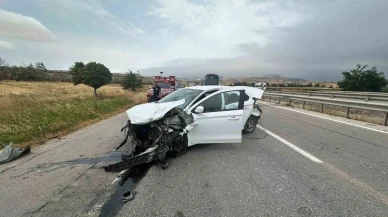 Amasya’da otomobil tıra çarptı