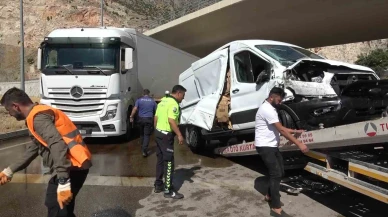 Kamyonetin kavşakta tırla çarpıştığı kaza kamerada