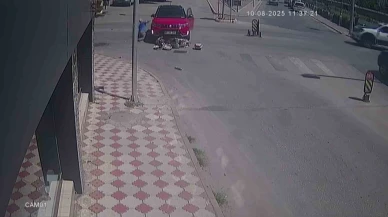 Kazada yere düştü, öfkelenip otomobilin camına ve dikiz aynasına yumruk attı
