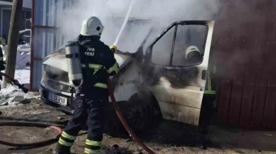 Suluova’da park halindeki kamyonet yandı