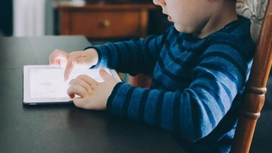 Fransa Parlamentosu, 15 yaş altındakilere internet kullanımını kısıtlayan tasarıyı onayladı