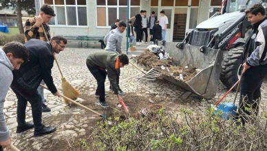 Taşova'da liselilerden cami temizliği