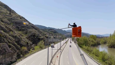 Amasya’da refüj aydınlatma direklerine kapsamlı bakım