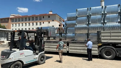 Taşova Belediyesi’ne Temizlikte Güç Katacak 50 Yeni Çöp Konteyneri Desteği