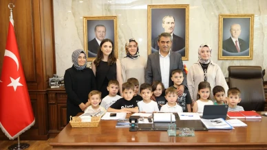 Minik Öğrencilerden Başkan Uzun’a Anlamlı Aşure İkramı