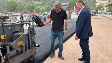Taşova’da Mustafa Kemal Caddesi’nde Sıcak Asfalt Çalışmaları Başladı