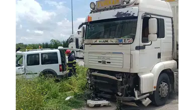 Merzifon’da Feci Kaza: 2 Kişi Araçta Sıkıştı