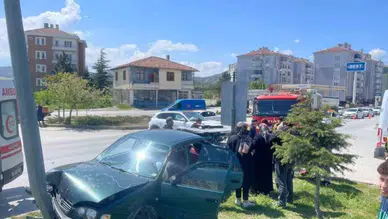 Sungurlu’da Kavşakta Feci Kaza: Otomobil Direğe Çarptı, 2 Yaralı