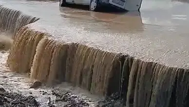 Yol Çöktü! Panelvan Araç Mahsur Kaldı