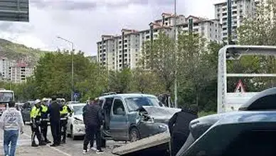 4 Araç Birbirine Girdi: 4 Yaralı