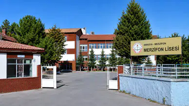 13 Yıllık Hasret Bitti: Merzifon Lisesi Tabelası Yeniden Asıldı!