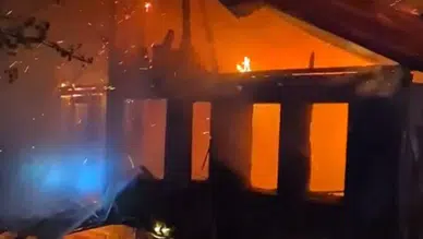 Bolu’da üzerine yıldırım düşen ev alev alev yandı