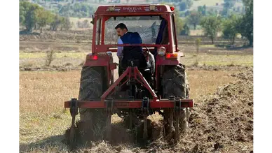 Hamamözü Kaymakamı Arslan traktörle tarla sürdü