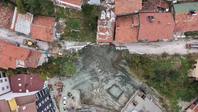 Yol Çöktü, İki Katlı Apartman Tedbiren Boşaltıldı