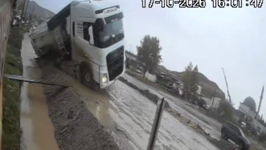 Yol vermek isterken kanala devrildi