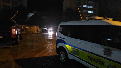 İstinat Duvarı Çöktü! 2 Araç Toprak Altında Kaldı