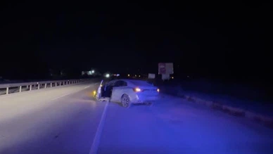 Otomobil Bariyerlere Çarptı, 1’i Çocuk 3 Yaralı