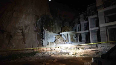 Korkutan Olay: Yamaçtan Kopan Kayalar İnşaata Zarar Verdi