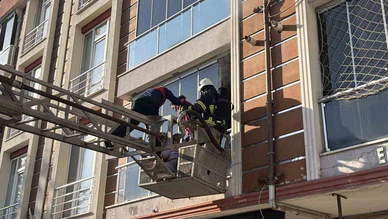 Yangın Paniği: Anne Ve Çocukları Balkondan Kurtarıldı