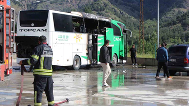 Amasya’da otobüs terminalinde park halindeki yolcu otobüsü yandı