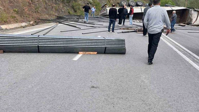 OSB Yolunda Korkutan Kaza: Çubuk Demir Yüklü Tır Devrildi