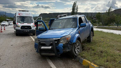 Takla Atan Kamyonetteki Aynı Aileden 4 Kişi Yaralandı