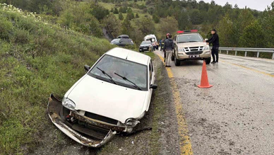 Otomobil Şarampole Çarptı: Aynı Aileden 3 Kişi Yaralandı