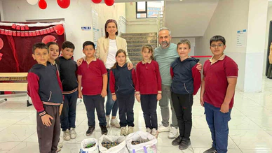 Küçük Öğrencilerden Çevre Bilincine Örnek Proje: Kapı Kapı Giderek Atık Pil Topladılar
