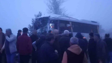 Yakıt Yüklü Tır İle Midibüs Çarpıştı: 3 Yaralı