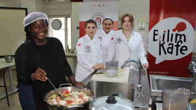 Afrikalı üniversitelilerin favori yemekleri: Yaprak dolması ve mercimek çorbası