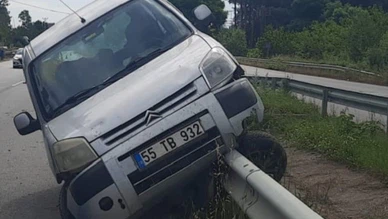 Otomobil Bariyerlere Çarptı: 4 Yaralı